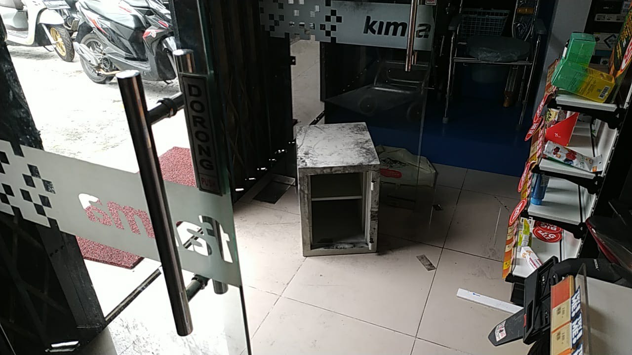 Kondisi Apotek usai menjadi sasaran perampok saat tutup.