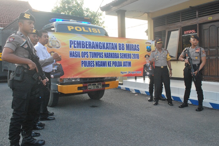 Polres Ngawi saat mengawal 1 ton miras.