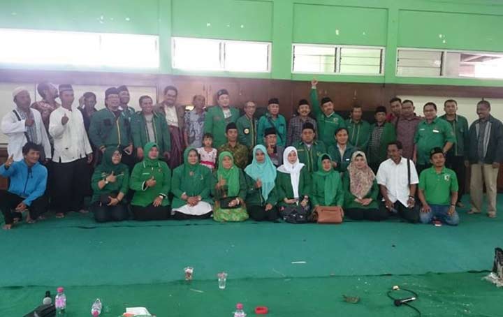 Para caleg dan pengurus PPP Kota Surabaya foto bersama usai acara peringatan Harlah PPP ke-46 di Kantor DPC PPP Kota Surabaya Jalan Aditiyawarman Surabaya, Sabtu (5/1/2019). Dalam acara itu juga hadir PAC dan DPW PPP Jawa Timur. foto: istimewa