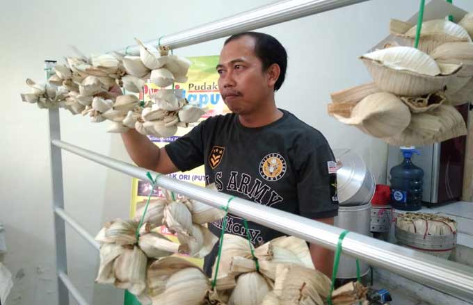 Pudak mini dipajang untuk dijual. foto: SYUHUD/ BANGSAONLINE