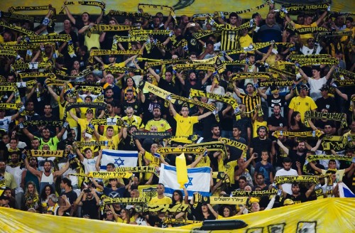 Penggemar Beitar Jerusalem di Teddy Stadium di Yerusalem pada 2016. Kredit: Abir Sultan / EPA, via Shutterstock