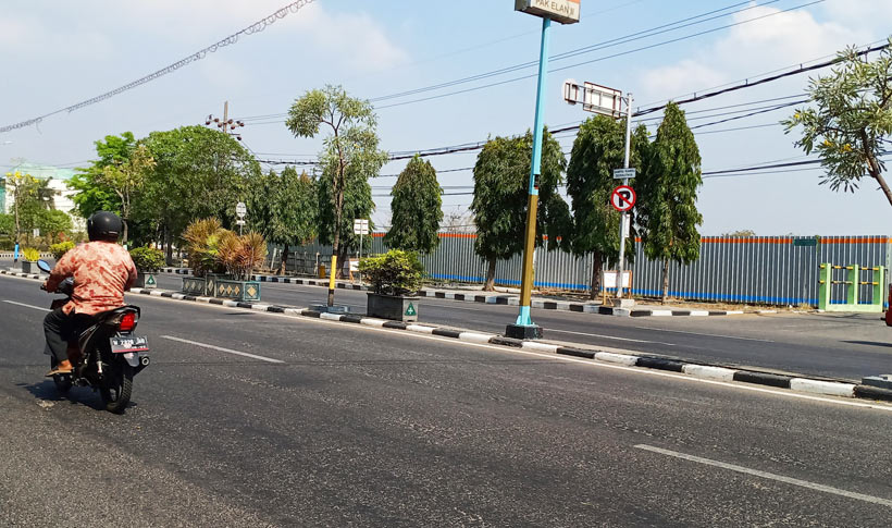 Lahan milik PCNU Gresik di Jalan Dr. Wahidin SH, Kebomas, yang akan dibangun hotel syariah sudah dipasang pagar. foto: SYUHUD/ BANGSAONLINE
