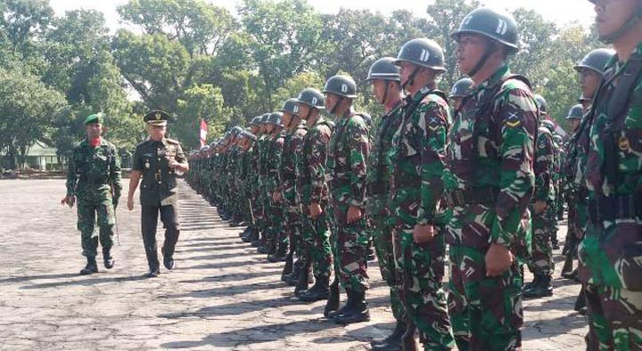 Komandan Rindam V Brawijaya, Kolonel Inf Dedy Suryadi Senin (22/4) memeriksa peserta Diktukba TNI AD tahun Ajaran 2019.