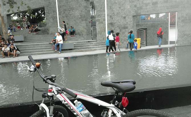 Beberapa pengunjung saat bersantai di Taman Memorial Park di Jalan PK Bangsa.