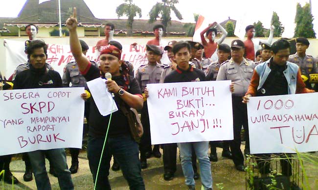 Demo ke Kantor Pemkab, Mahasurya: 99 Hari Kerja Bupati Sumenep Gagal