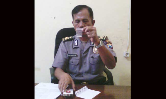 Hasanuddin saat memperlihatkan barang bukti. foto: RAHMATULLAH/ BANGSAONLINE