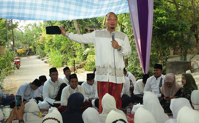 Cawabup Alif menyampaikan program kerja dan misi Qosim-Alif di hadapan warga Desa Sumurber Kecamatan Panceng. foto: ist.