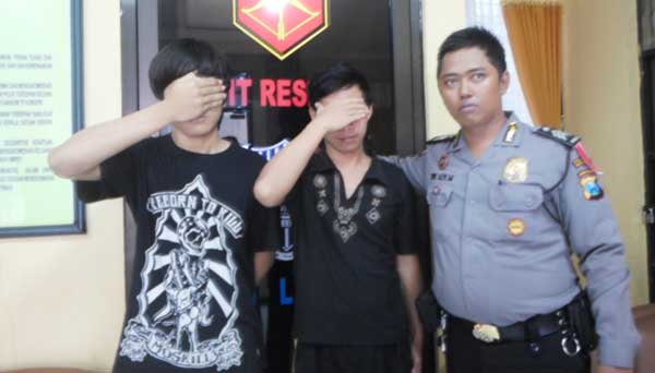 Dua jambret saat diamankan di Mapolsek Kota Sidoarjo. foto: catur andy/ BANGSAONLINE