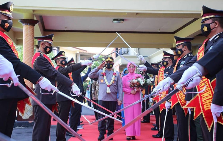 Prosesi pedang pora mewarnai pelepasan pucuk pimpinan tertinggi Polresta Banyuwangi di halaman Mapolresta Banyuwangi, Jumat (18/6/2021). (foto: ist)