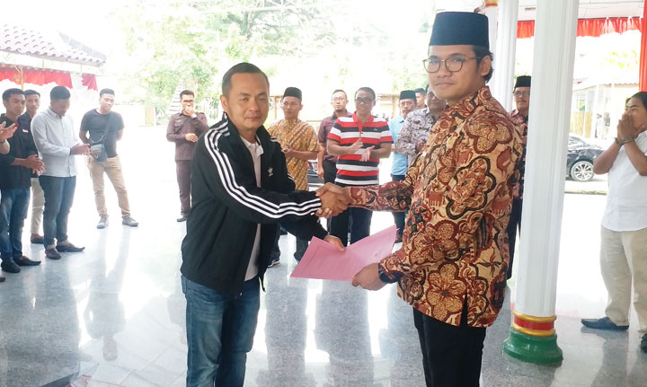 Ketua Pengurus Perseba Abdul Latif Imron menyerahkan berkas pengurus kepada Manajer Perseba Fauzan Jakfar di pendopo, Jum