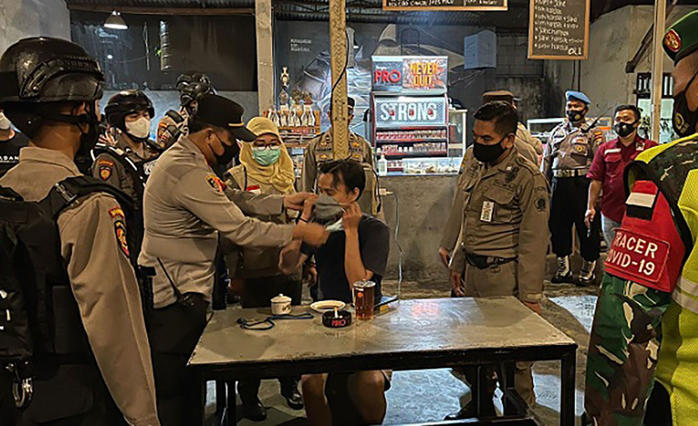 Tegakkan Prokes, Kapolres Gresik Gencarkan Program Pamor Keris di Sejumlah Warkop