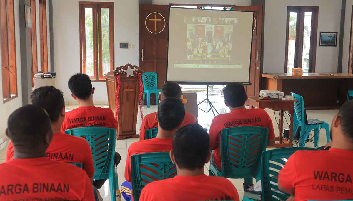 WBP Lasdaun atau Lapas Pemuda Kelas IIA Madiun yang beragama Kristen saat mengikuti Ibadah Paskah seluruh Indonesia secara virtual. 