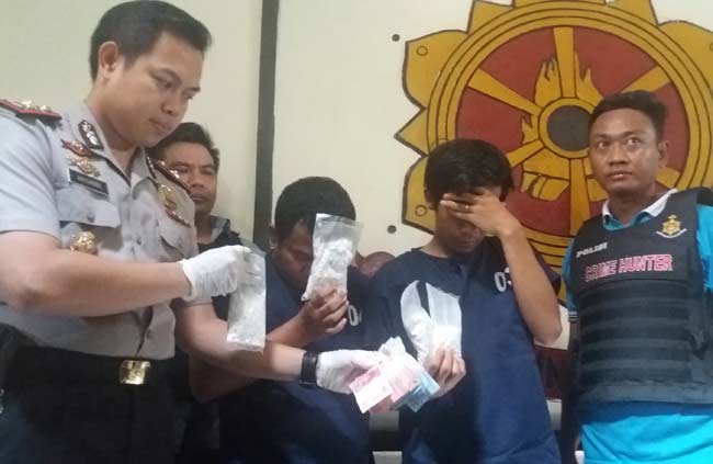 Kedua pengedar pil koplo saat diekspos.