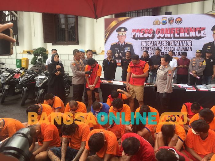 41 pelaku curanmor dihadirkan dalam konferensi pers Polrestabes Surabaya, hasil pengungkapaan sejal Februari 2025. : Rusmiyanto/BANGSAONLINE