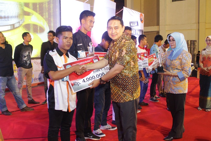 Bupati Nganjuk saat memberikan hadiah kepada juara lomba foto dan video antar pelajar se-Kabupaten Nganjuk. foto: BAMBANG/ BANGSAONLINE