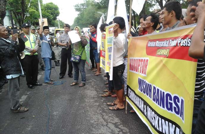 LSM Gempar Saat menggelar aksi peringatan hari anti korupsi di depan kantor Kejari Lumajang.