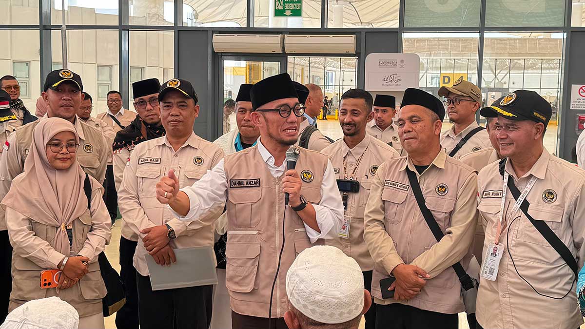 Wakil Menteri Haji dan Umrah, Dahnil Anzar Simanjuntak, saat menyampaikan keterangan pers soal penertiban KBIHU. Foto: MCH 2026
