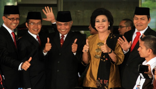 Ketua KPK terpilih, Agus Rahardjo (tengah) didampingi para Wakilnya di depan Gedung KPK, 21 Desember 2015. Kelima pimpinan KPK berkumpul sebelum dilantik di Istana. TEMPO/Eko Siswono Toyudho