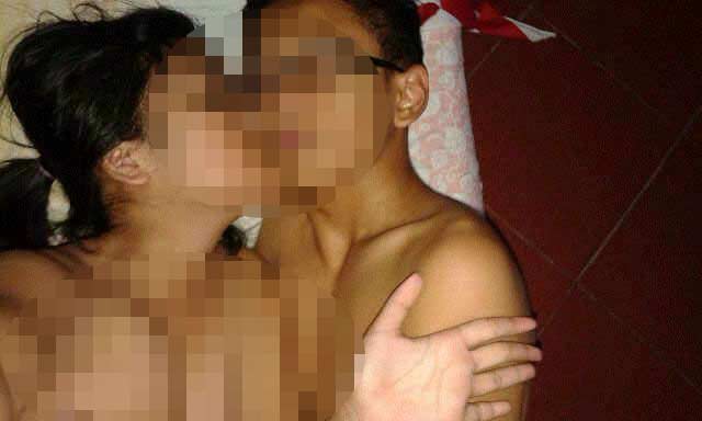 MASIH SMP: Foto mesum dua sejoli ingusan yang sempat terupload di sosmed Facebook. foto: istimewa