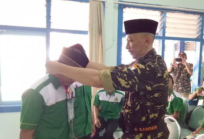 Pegiat media sosial, Abu Janda Al Boliwudi menjadi istruktur dalam Pelatihan Kepemimpinan Dasar (PKD) GP Ansor Kota Surabaya. foto: DIRI ROSADI/ BANGSAONLINE
