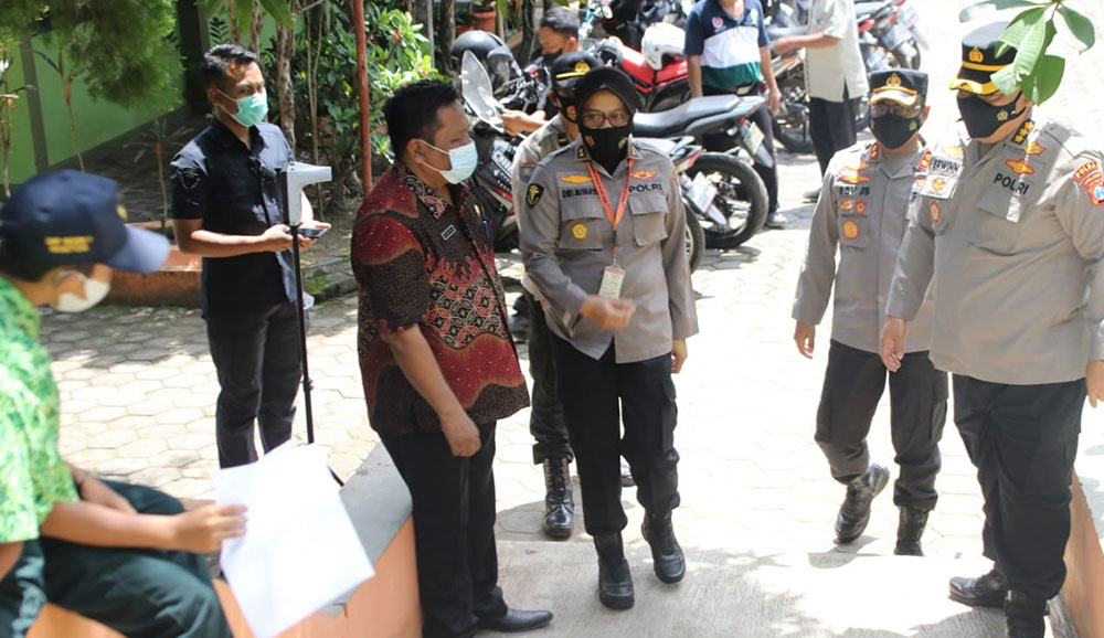 Kabiddokkes Polda Jatim, Kombes Pol Erwinn Zainul Hakim, didampingi Kapolres Nganjuk, AKBP Boy Jeckson Situmorang, saat berada di lokasi pelatihan Siaga Bencana.