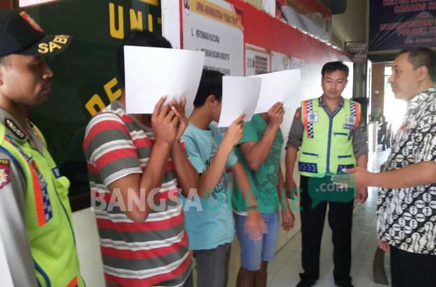 Ketiga pelaku saat diamankan di Mapolsek Kras Kabupaten Kediri. foto: ARIF K/ BANGSAONLINE