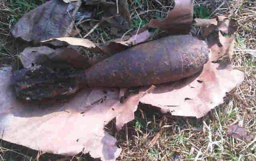 Mortir yang ditemukan warga diduga masih aktif. (foto dendi martoni/BANGSAONLINE)