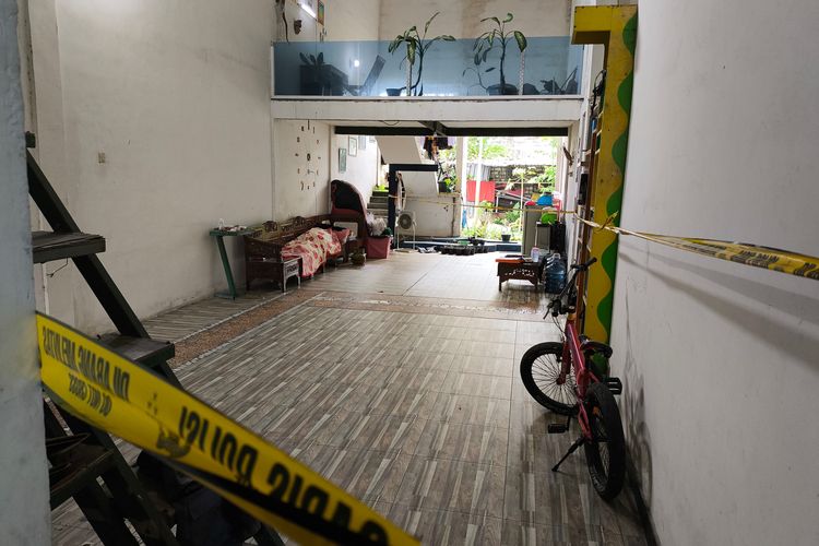 TKP pembunuhan anak oleh ayah kandung di Desa Sidogembul, Kecamatan Sukodadi yang telah dipasang garis polisi