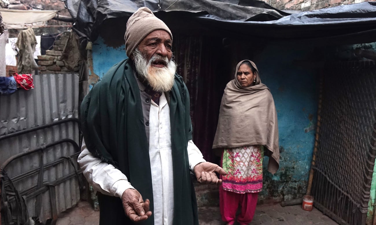 Mohammad Sharif (74) dan istrinya, di depan gubuk mereka di Kanpur, Uttar Pradesh. Putra mereka, Mohammad Raees, ditembak mati polisi. foto: Shaikh Azizur Rahman / The Guardian