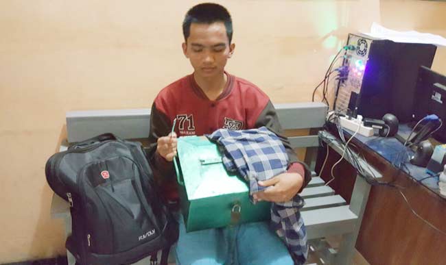 Pelaku saat diperiksa di Mapolsek Diwek, Kabupaten Jombang. foto:  ROMZA/ BANGSAONLINE 