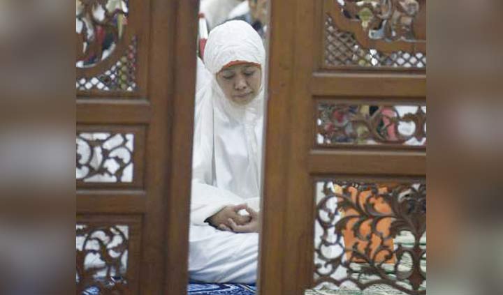 Gubernur Jatim, Khofifah Indar Parawansa melaksanakan salat hajat di Gedung Negara Grahadi untuk mendoakan para siswa SMA, SMK dan MA di Jatim agar ujiannya lancar dan lulus. foto: ist