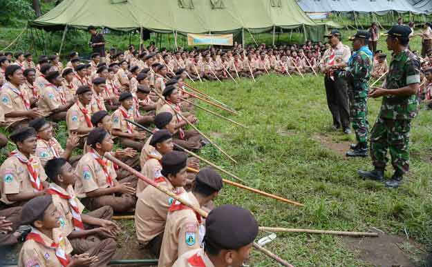 Para siswa SMK PGRI 1 Gresik penuh semangat mengikuti bela negara. foto: SYUHUD/ BANGSAONLINE