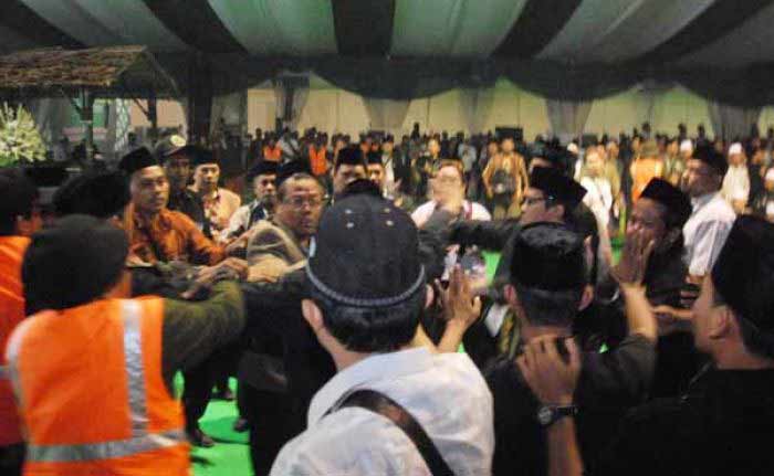 Salah satu kericuhan di Muktamar NU ke 33 Jombang saat sidang tatib membahas AHWA. 