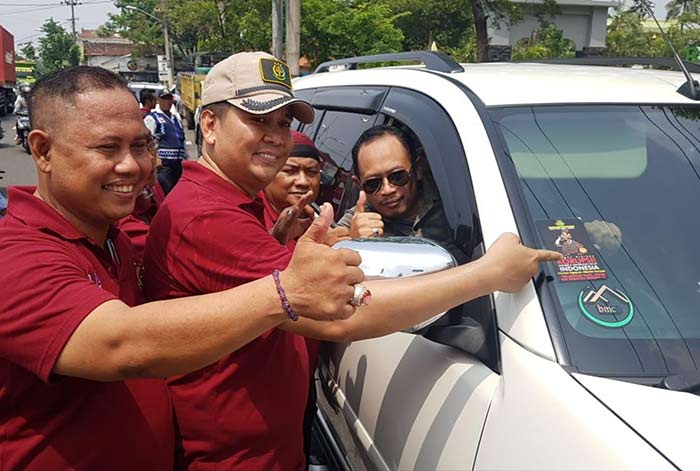 Kajari Kabupaten Pasuruan menyalami Ketua Koordinator Kompak. foto: SUPARDI/ BANGSAONLINE