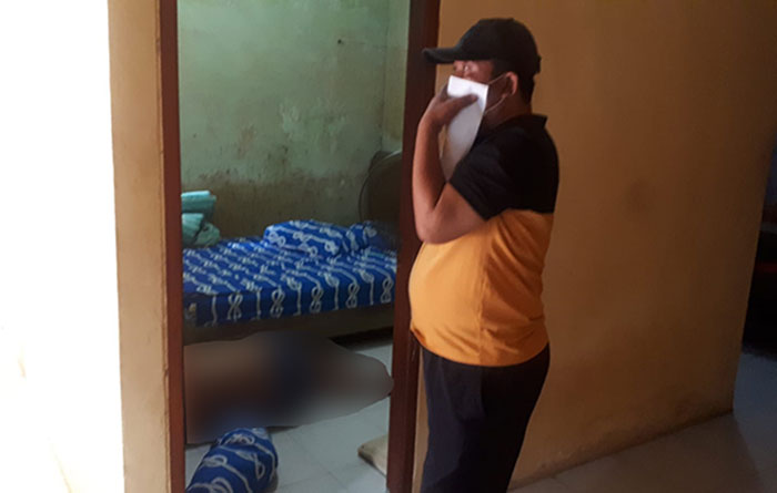 Petugas saat melihat jenazah Fauzi Zakaria (57) di Desa Sepande, Kecamatan Candi, Sidoarjo.