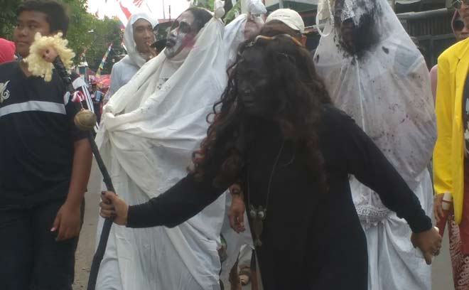 Peserta Karnaval HUT RI ke-71 yang mengenakan pakaian hantu tampak begitu semangat. foto: NANANG ICHWAN/ BANGSAONLINE