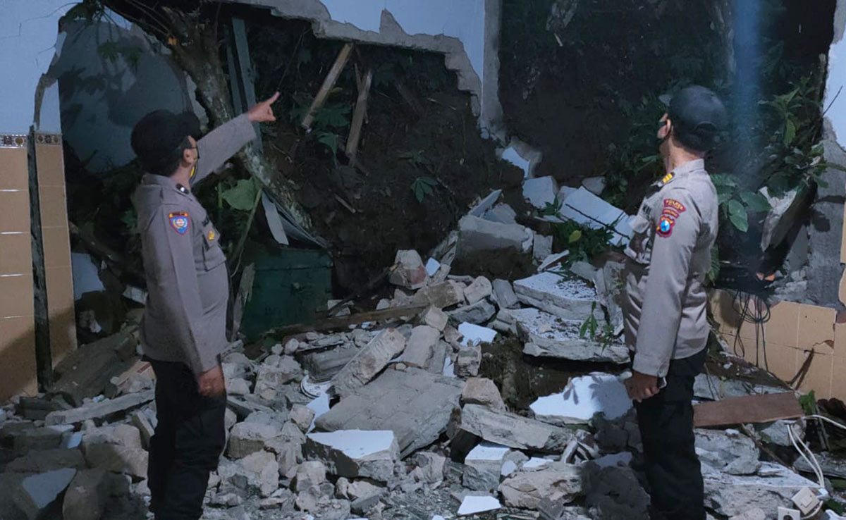 Kapolsek Wlingi, AKP Mulyanto (kanan) saat meninjau bangunan Mushola Al Furqon di Desa Balerejo yang rusak parah usai diterjang longsor.