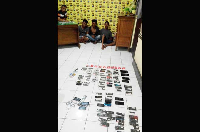 Pelaku dan barang bukti saat diamankan.