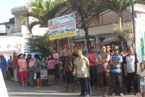 Warga Jalan Gajah Kelurahan Magersari ketika ngluruk ke kantor YMU. foto: catur andy/BANGSAONLINE)
