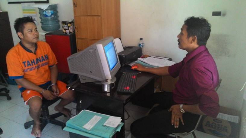 Tersangka saat diperiksa penyidik, kemarin. Foto: nanang ichwan/HARIAN BANGSA 