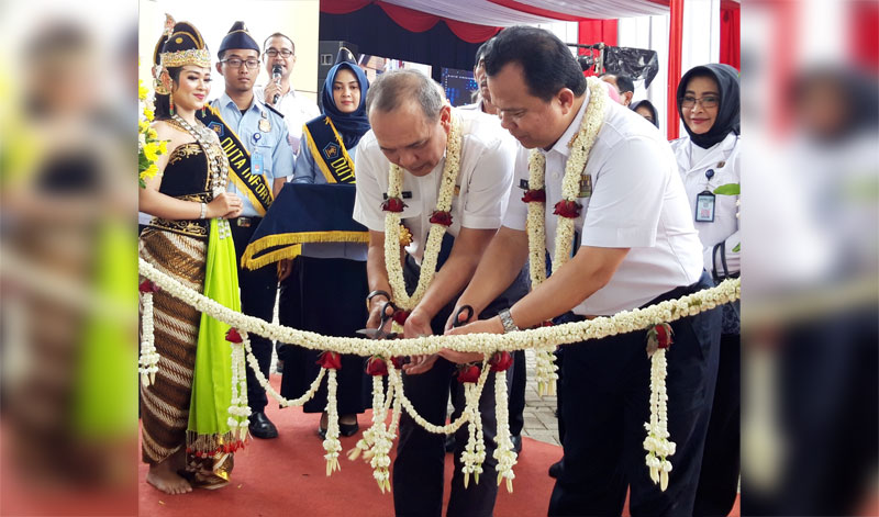 Dirjen Imigrasi Ronny F. Sompie (kanan) saat mendampingi Irjen Kemenkumham Jhoni Ginting, memotong pita peresmian Kantor Imigrasi Kediri, Kamis (23/1/2020). foto: MUJI HARJITA/ BANGSAONLINE