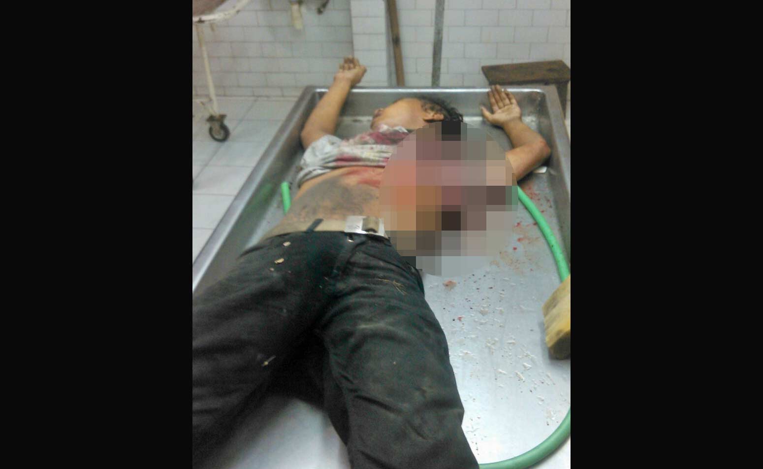 KEOK: Salah satu bandit saat di kamar mayat RSUD dr. Soetomo untuk dilakukan autopsi. foto: hb