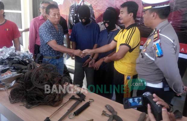 Kasubbag Humas Polres Situbondo, Iptu Nanang Priyambodo, bersama Kasat Lantas AKP Himmawan Setiawan, SIK dan KBO Reskrim Iptu Subandriyo saat press realese di Mapolres Situbondo. foto: MURSIDI/ BANGSAONLINE