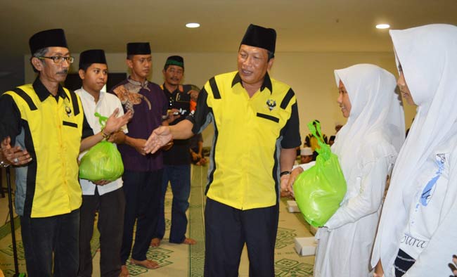 Bupati Sambari, didampingi ketua Ogier Kab. Gresik, Markasim ketika memberikan santunan kepada yatim piatu. foto: SYUHUD/ BANGSAONLINE