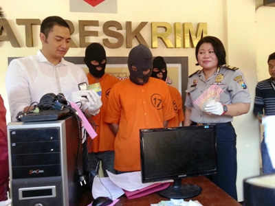 ?Kasat Reskrim Polrestabes Surabaya AKP Muhammad Aldy Soelaiman memegang barang bukti perjudian. Foto:rusmiyanto/BANGSAONLINE