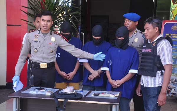 Ketiga tersangka narkoba yang diamankan petugas Polsek Jambangan. foto: ekoyono/BANGSAONLINE