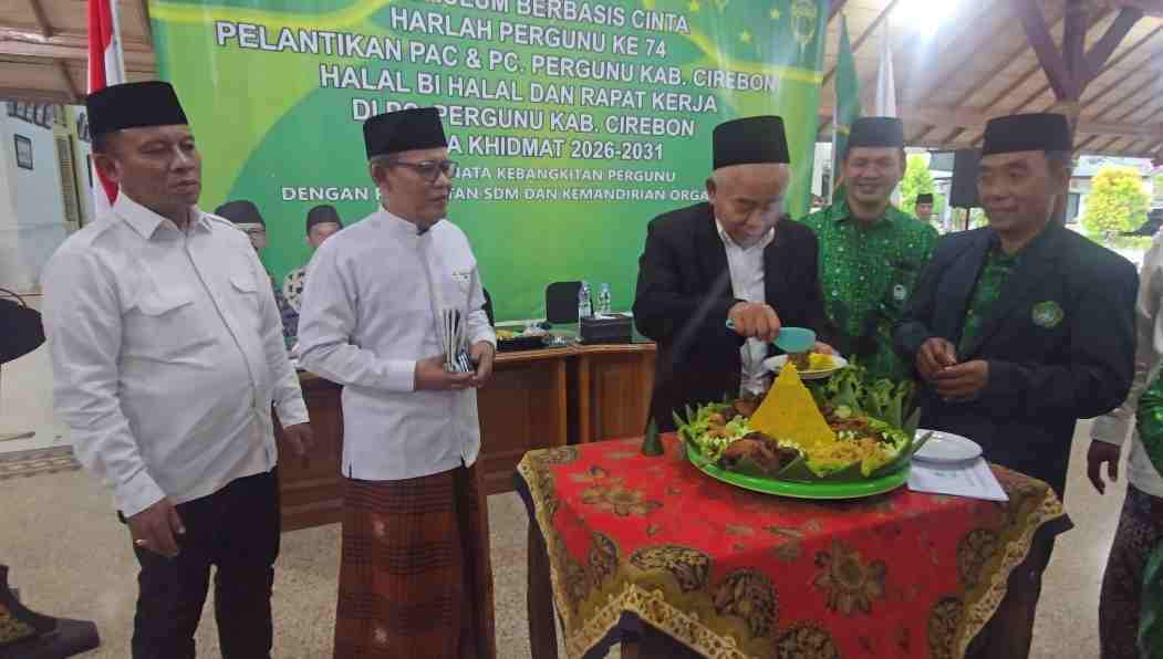 Prof Dr KH Asep Saifuddin Chalim, MA, memotong tumpeng seusai pelantikan PC dan PAC Pergunu se-Kabupaten Cirebon di Pendopo Kabupaten Cirebon,   Selasa (14/4/2026). Potong tumpeng itu dalam rangka HUT Pergunu. Foto: MMA/bangsaonline