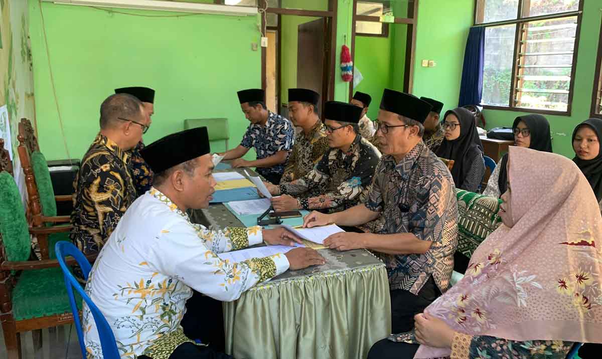 Ikrar wakaf massal yang digelar Kantah Kabupaten Pasuruan Gelar di KUA Rejoso.
