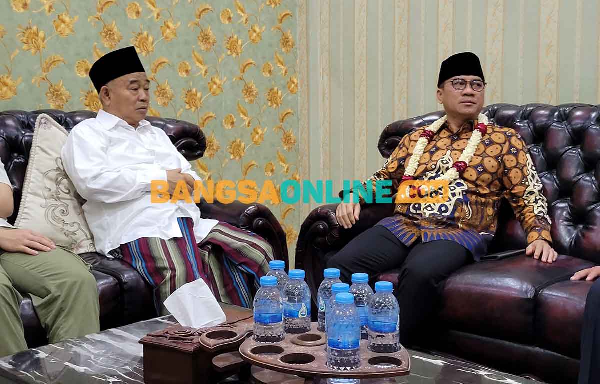 Prof Dr KH Asep Saifuddin Chalim, MA. saat menerima Wakil Ketua MPR RI, Yandri Santoso, di Guest House Institut Pesantren KH Abdul Chalim, Pacet Mojokerto, Ahad (26/3/2023). Foto: M Mas
