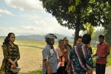 Anggota pansus saat melakukan sidak di lokasi lahan yang akan dihibahkan kepada pihak Universitas Brawijaya Kediri.foto:arif kurniawan/BANGSAONLINE